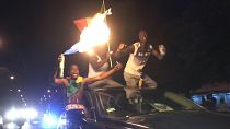 السنغاليون يحتفلون بتتويج منتخبهم بكأس إفريقيا في داكار. 