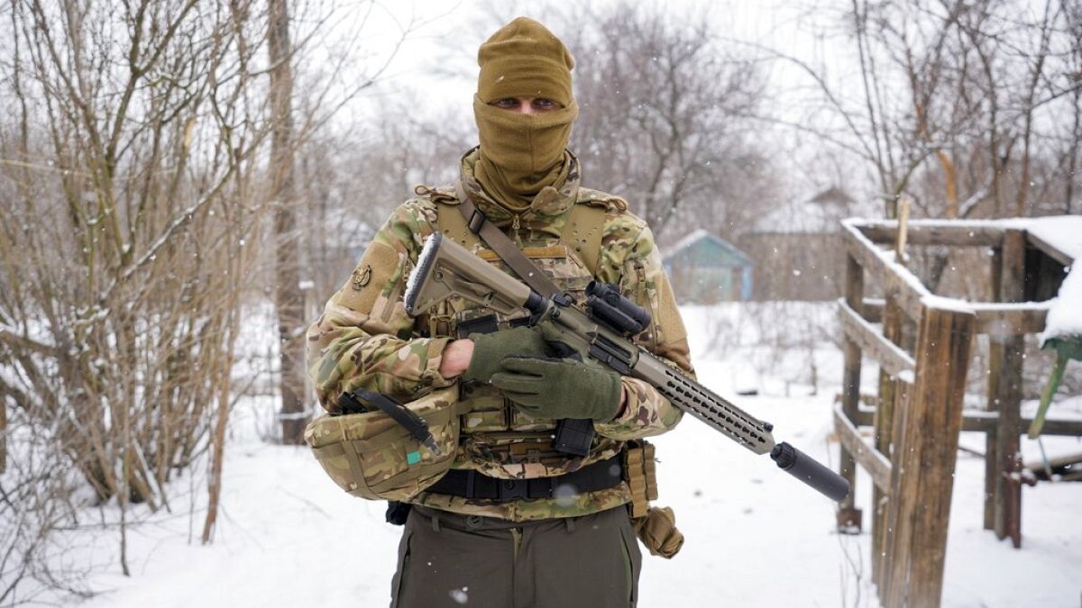 Un francotirador ucraniano se desplaza a una posición en la línea del frente en la región de Luhansk, al este de Ucrania