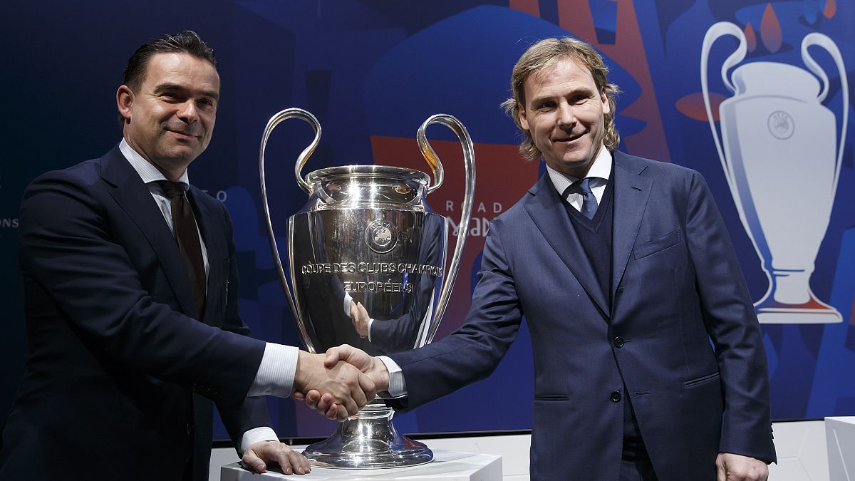 على اليسار مارك أوفرمارس يصافح بافيل نيدفيد ، نائب رئيس نادي يوفنتوس ، خلال قرعة مباريات ربع نهائي دوري أبطال أوروبا 2018/19 في مقر الاتحاد الأوربي