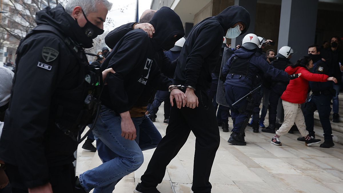 Αστυνομικοί οδηγούν τους συλληφθέντες για τη δολοφονία του 19χρονου Άλκη, στην ανακρίτρια Θεσσαλονίκης