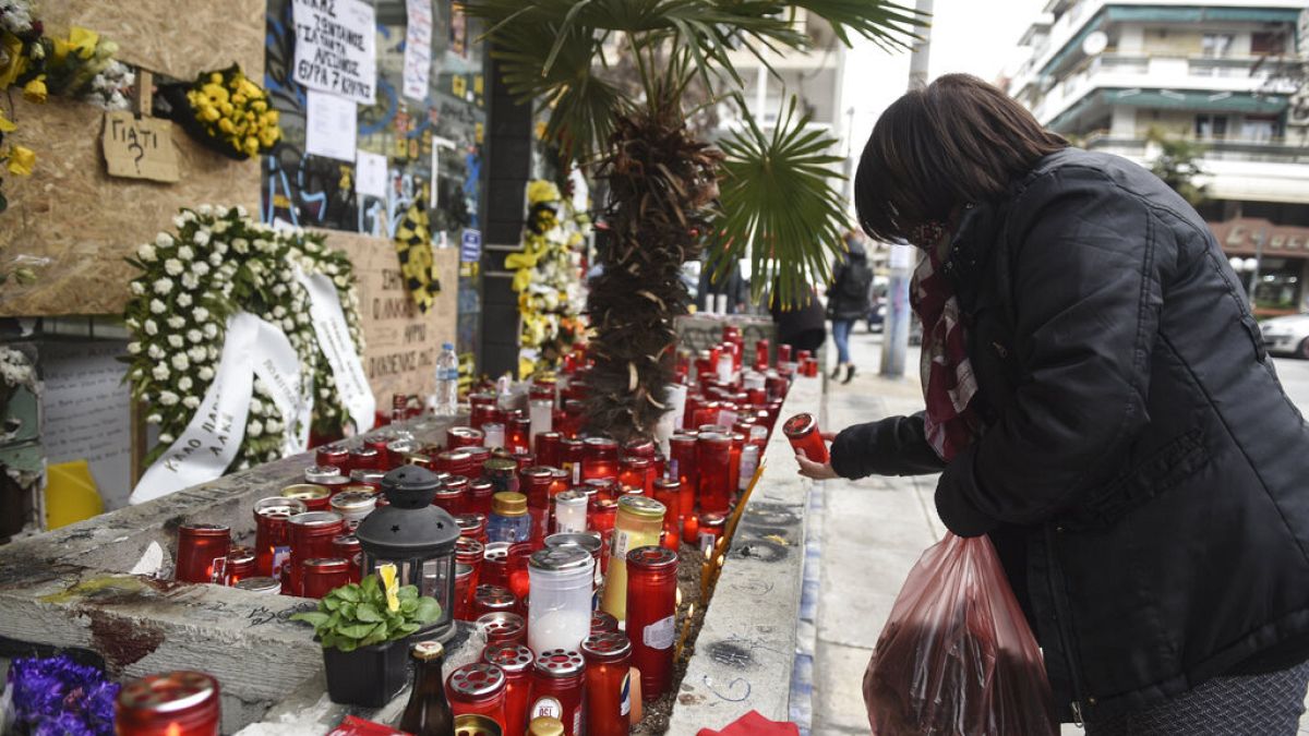 Αυτοσχέδιο μνημείο προς τιμήν του δολοφονηθέντα Άλκη στη Θεσσαλονίκη