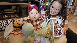 Kelsey Wright játszik négy hónapos lányával, Berklee-vel 2021 december 18-án, a texas-béli Montgomery-ben
