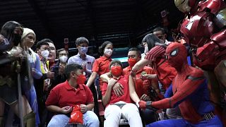 Niños vacunándose contra la COVID, rodeados de superhéroes en Filipinas