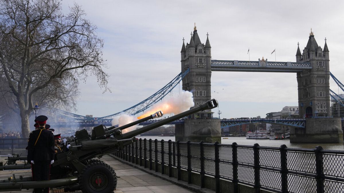 Colpi di cannone alla Tower of London per la Regina Elisabetta!