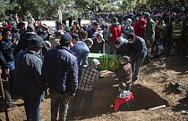 Трагедия в Марокко: сотни людей пришли на похороны погибшего ребенка
