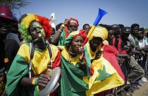 Des fans de football sénégalais célèbrent en attendant le retour de leur équipe nationale de football à Dakar, Sénégal, lundi 7 février 2022.