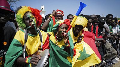 Des fans de football sénégalais célèbrent en attendant le retour de leur équipe nationale de football à Dakar, Sénégal, lundi 7 février 2022.
