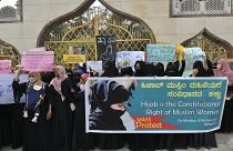 متظاهرات مسلمات ضد قرار منع الحجاب في المدارس – ولاية كارناتاكا