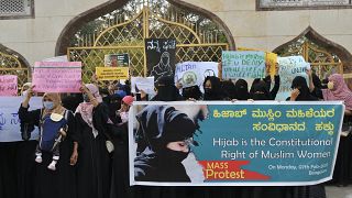 متظاهرات مسلمات ضد قرار منع الحجاب في المدارس – ولاية كارناتاكا