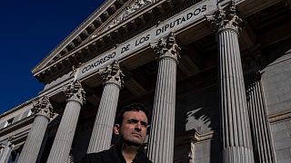 ميغيل هورتادو، الذي شن حملة ضد الإفلات من العقاب منذ كشف روايته عن تعرضه لسوء المعاملة في دير في شمال شرق اسبانيا، أمام البرلمان الاسباني