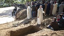 la tomba scavata per Rayan, dopo che il suo corpo è stato recuperato da un pozzo nel villaggio di Ighran, nella provincia marocchina di Chefchaouen, lunedì 7 febbraio 2022