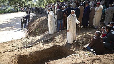 la tomba scavata per Rayan, dopo che il suo corpo è stato recuperato da un pozzo nel villaggio di Ighran, nella provincia marocchina di Chefchaouen, lunedì 7 febbraio 2022