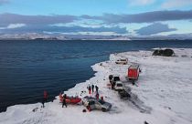 İzlanda'da uçağın düştüğü yerde yapılan arama kurtarma çalışmaları