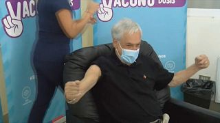 Piñera levanta los brazos como signo de fortaleza tras vacunarse de la COVID-19