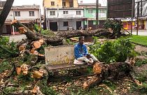 Un homme assis sur un banc dans le centre de la ville d'Antsirabe, dévastée par le cyclone Batsirai, Madagascarn le 6 février 2022