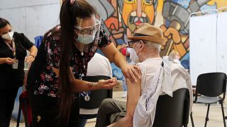 Un homme reçoit une dose de vaccin contre le Covid-19, Santiago (Chili), le 7 février 2022