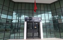 عناصر من قوات الأمن التونسية يقفون خارج المقر المغلق للمجلس الأعلى للقضاء التونسي في العاصمة تونس