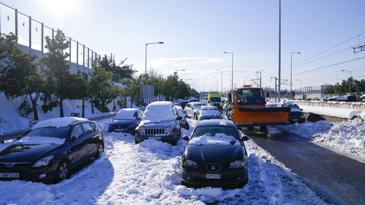 Yunanistan'da geçen ay yağan kar yağışı gündelik hayatı olumsuz etkilemişti