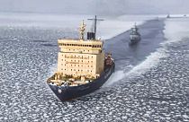 Ρωσικά πολεμικά πλοία διασχίζουν παγωμένη θάλασσα