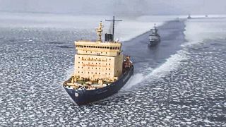 Ледокол "Капитан Хлебников" ведёт российские корабли