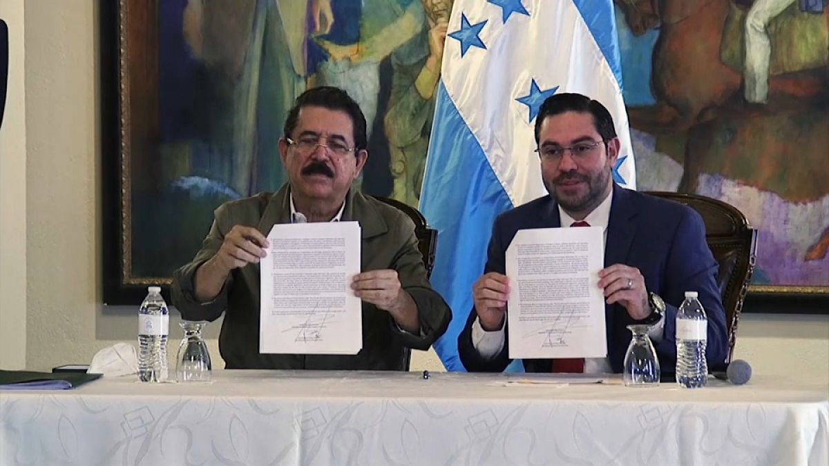 Manuel Zelaya y Jorge Cálix muestran el acuerdo, 7/2/2022, Tegucigalpa, Honduras