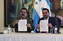 Manuel Zelaya y Jorge Cálix muestran el acuerdo, 7/2/2022, Tegucigalpa, Honduras