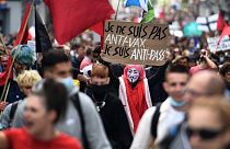 Manifestantes en Francia con una pancarta en la que se lee 'no soy antivacunas, soy anti pase sanitario'