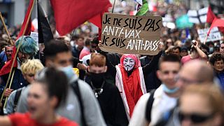 Manifestantes en Francia con una pancarta en la que se lee 'no soy antivacunas, soy anti pase sanitario'