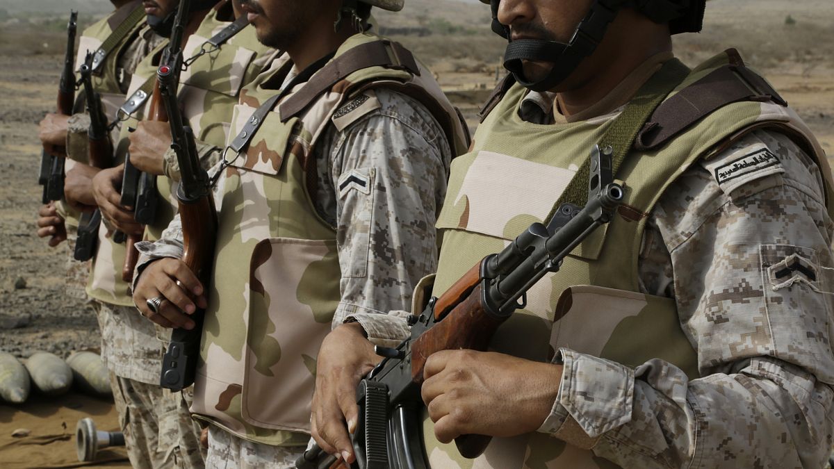جنود سعوديون بأسلحتهم يقفون عند الحدود اليمنية في جيزان