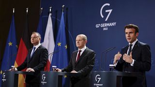 الرئيس الفرنسي ماكرون والمستشار الألماني شولتس والرئيس البولندي دودا في مؤتمر صحافي مشترك