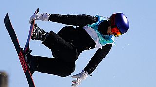 Eileen Gu participe à la finale du big air de ski acrobatique féminin des Jeux olympiques d'hiver de 2022, mardi 8 février 2022, à Pékin.