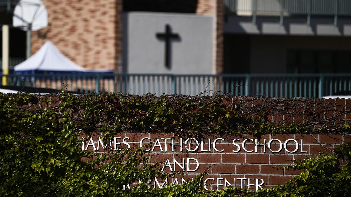 مدرسة كنيسة سانت جيمس الكاثوليكية في تورانس ، كاليفورنيا