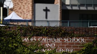 مدرسة كنيسة سانت جيمس الكاثوليكية في تورانس ، كاليفورنيا