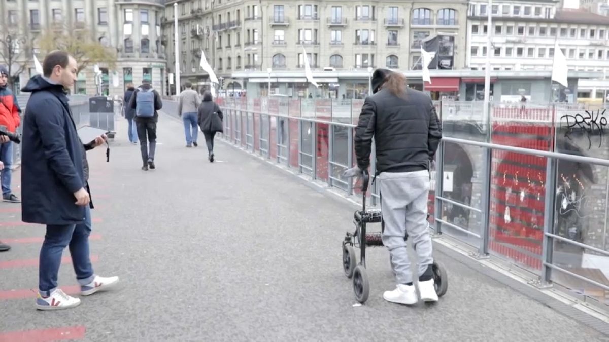 Cette homme victime d'un accident de moto est capable de marcher pendant plusieurs minutes