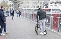 Cette homme victime d'un accident de moto est capable de marcher pendant plusieurs minutes