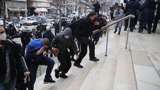 Αστυνομικοί οδηγούν τους συλληφθέντες για τη δολοφονία του 19χρονου Άλκη, στην ανακρίτρια Θεσσαλονίκης