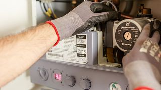 More skilled workers are needed to install heat pumps in the UK.