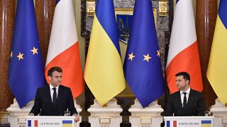 الرئيس الأوكراني فولوديمير زيلينسكي ونظيره الفرنسي إيمانويل ماكرون في كييف.