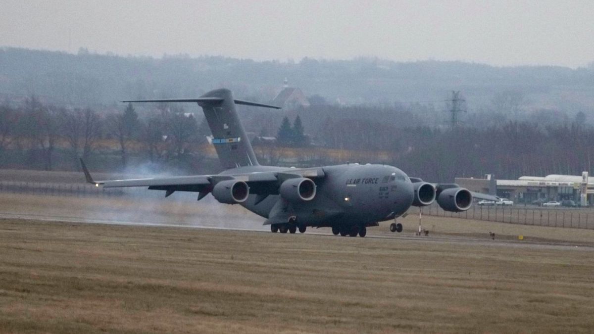 یک هواپیمای نیروی هوایی آمریکا روز یکشنبه ششم فوریه شماری از نیروهای نظامی این کشور و تجهیزاتشان را به لهستان منتقل کرد