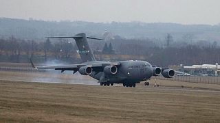 یک هواپیمای نیروی هوایی آمریکا روز یکشنبه ششم فوریه شماری از نیروهای نظامی این کشور و تجهیزاتشان را به لهستان منتقل کرد