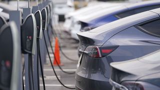 A indústria automóvel receia que os veículos elétricos permaneçam inacessíveis para muitos clientes