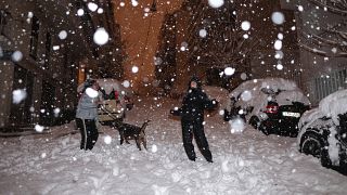 Athénban volt már napokig tartó havazás a télen, Budapesten nem – járókelők hóesésben a görög fővárosban 2022. január 24-én