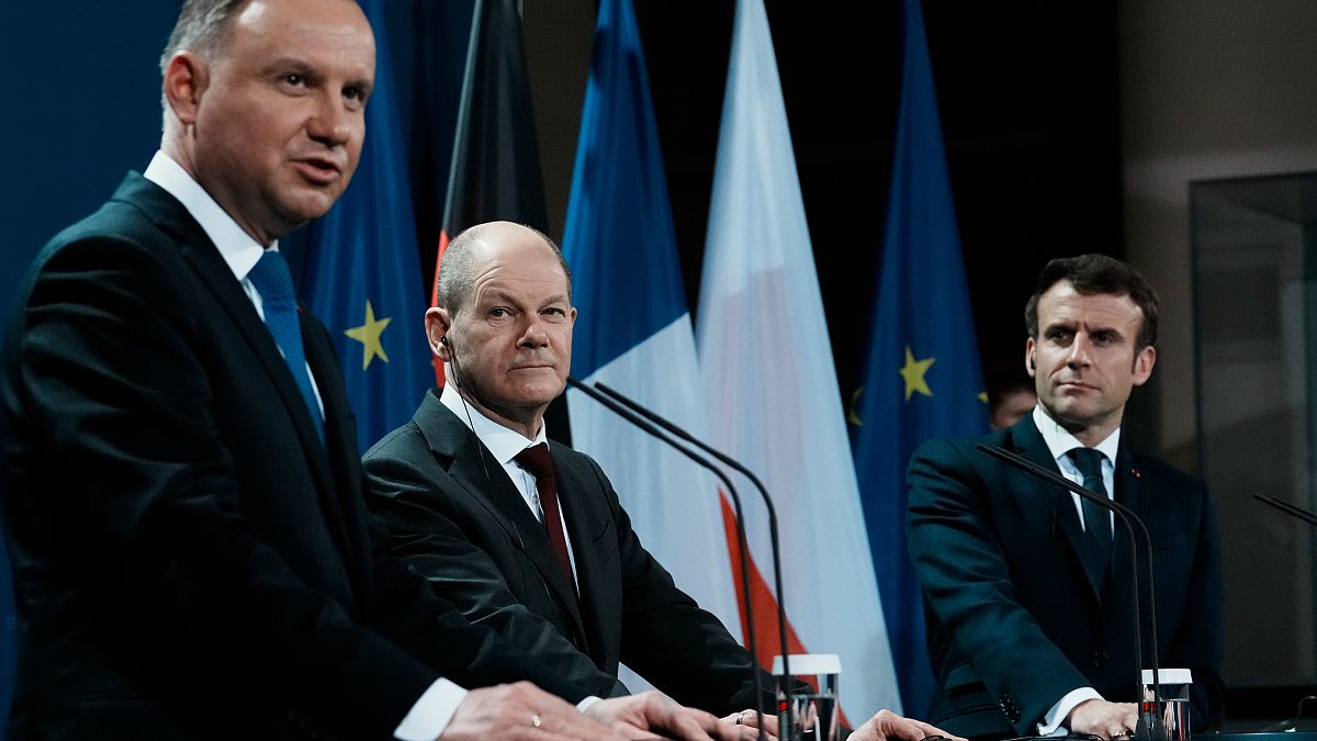 Olaf Scholz, chancelier allemand, Andrzej Duda, président polonais et Emmanuel Macron, président français lors d'une conférence de presse sur l'Ukraine le 8 février 2022