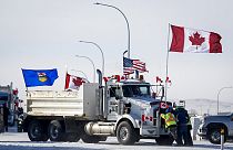 Des conducteurs déplacent un camion au niveau du poste frontière de Coutts, en Alberta, mercredi 2 février 2022.