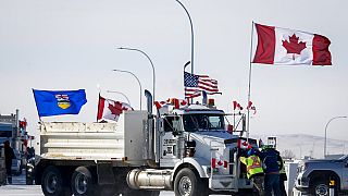 Des conducteurs déplacent un camion au niveau du poste frontière de Coutts, en Alberta, mercredi 2 février 2022.