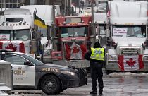 Canada, i camionisti no vax bloccano la frontiera con gli Stati Uniti