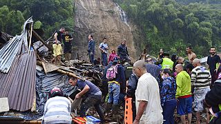 Los vecinos se unen a los equipos de rescate en la búsqueda de supervivientes tras el derrumbe de una ladera por la lluvia sobre las viviendas en Pereira, Colombia