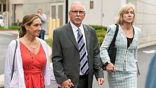 دکتر هیپز متخصص زنان و همسرش دبورا در سمت چپ تصویر به‌همراه وکیلش تریسی گرین در سمت راست