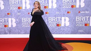 Kritische Miene, gutes Spiel: Adele auf dem roten Teppich der Brit Awards 2022