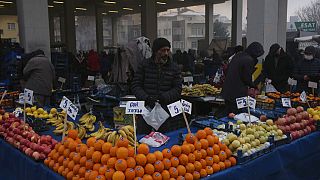 Πωλητής περιμένει πελάτες σε λαϊκή της Άγκυρας